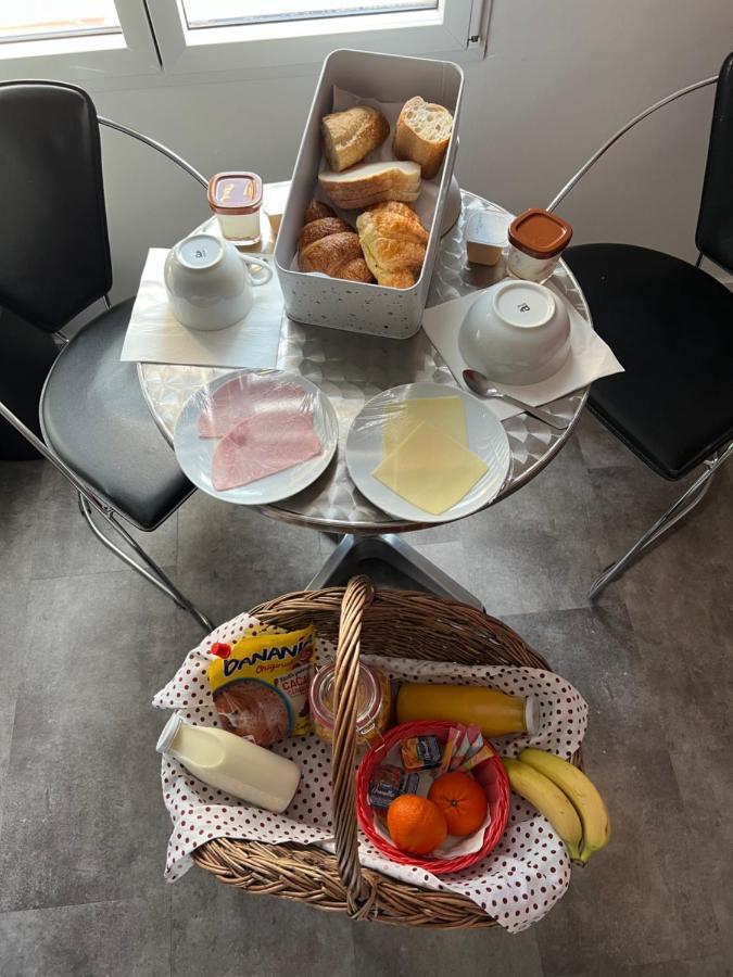 Aux Charmes 1 Bed & Breakfast Isques Ngoại thất bức ảnh